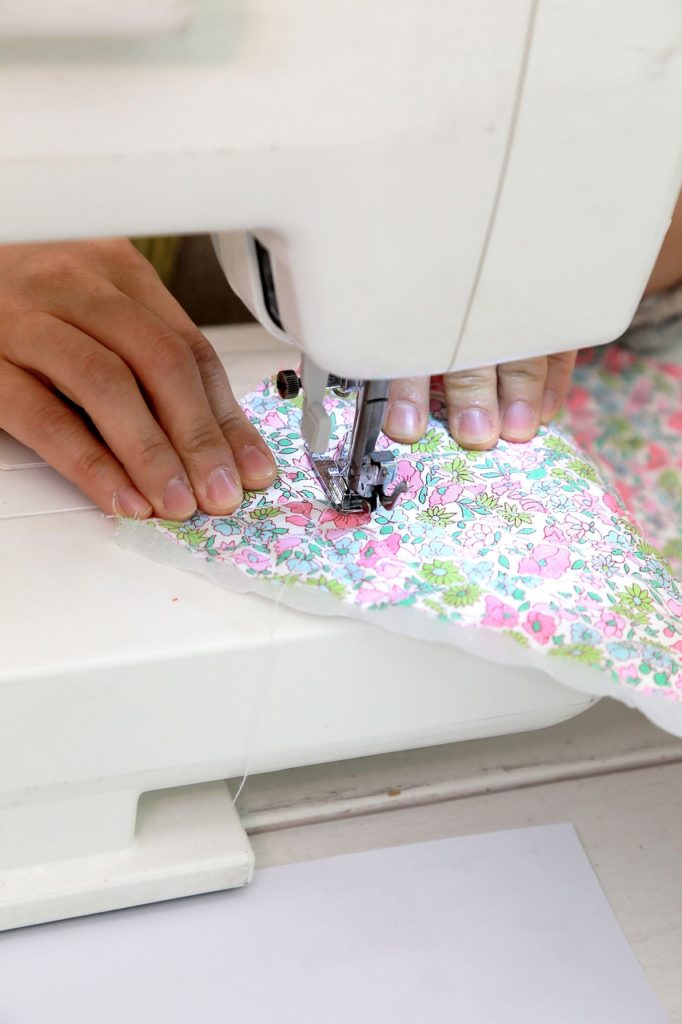 sewing machine, sewing, fabric-694268.jpg